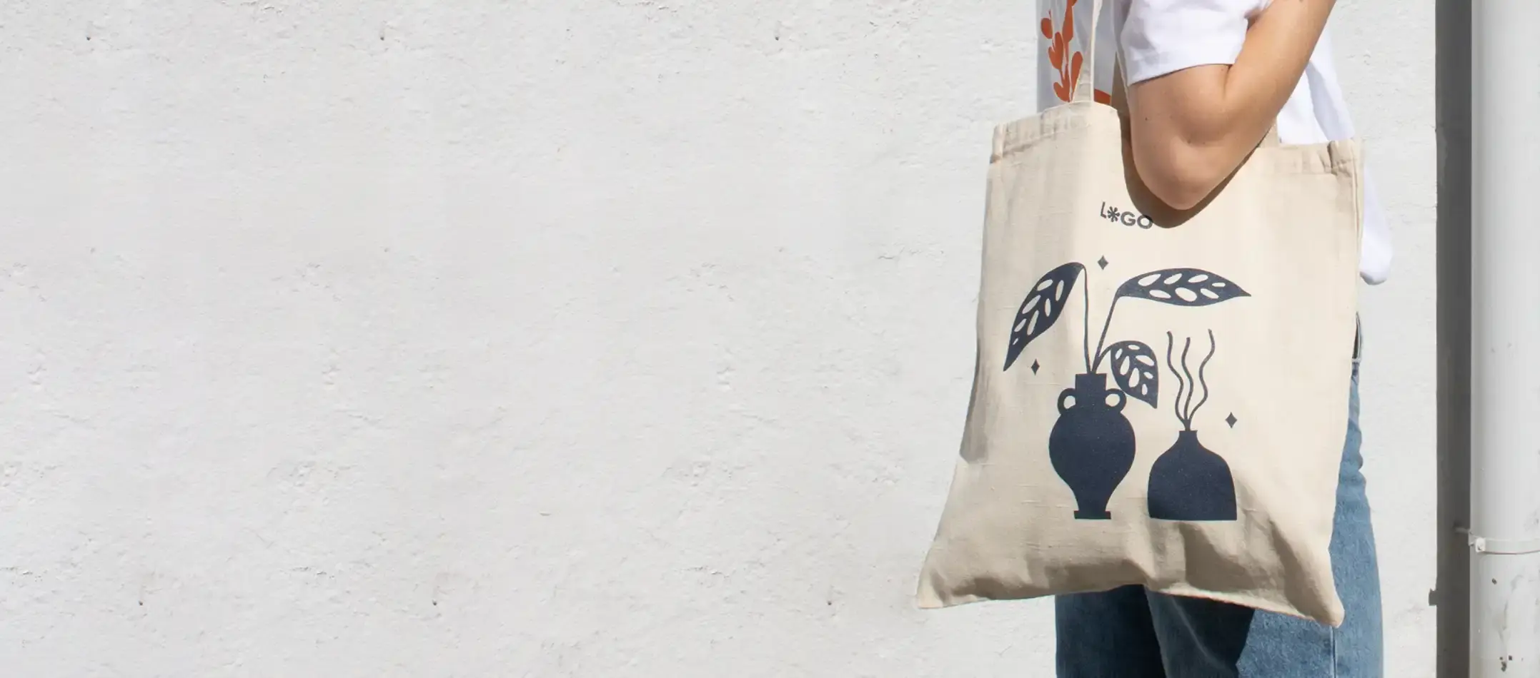 Chica con una tote bag de algodón colgada del hombro