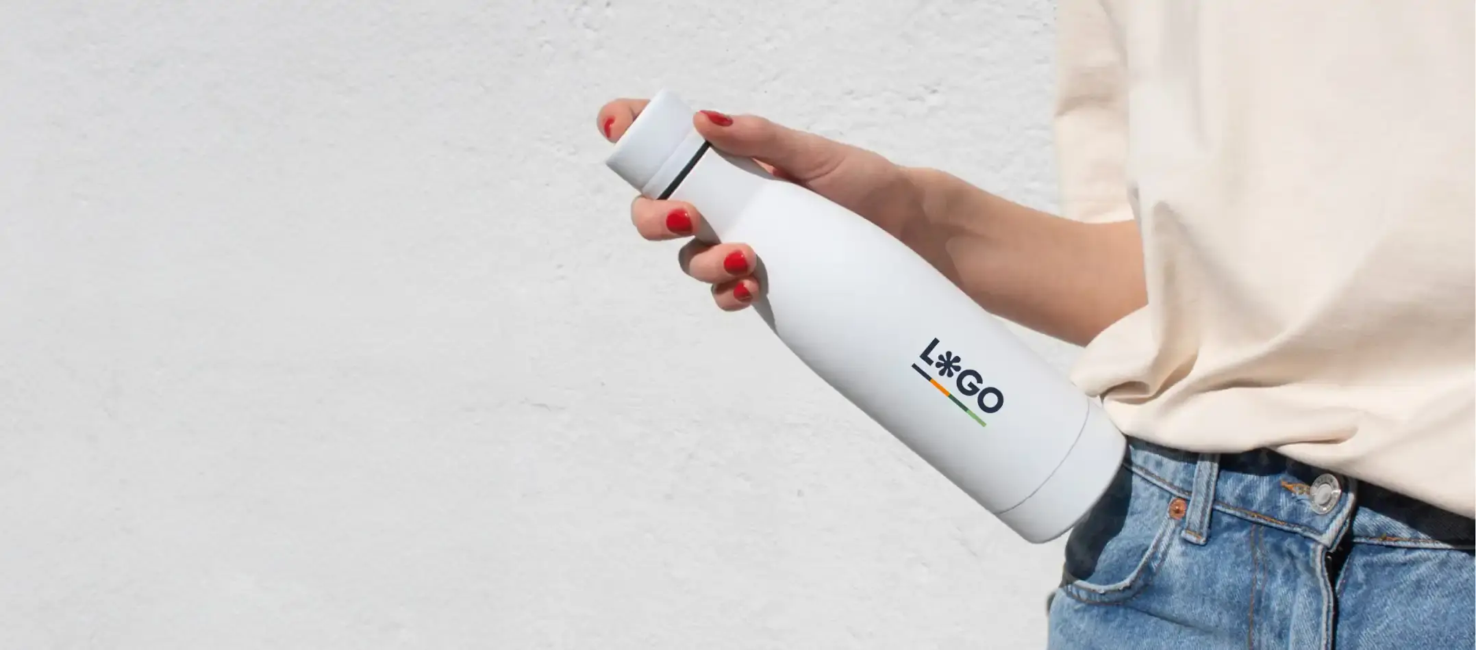 Chica con una botella blanca personalizada