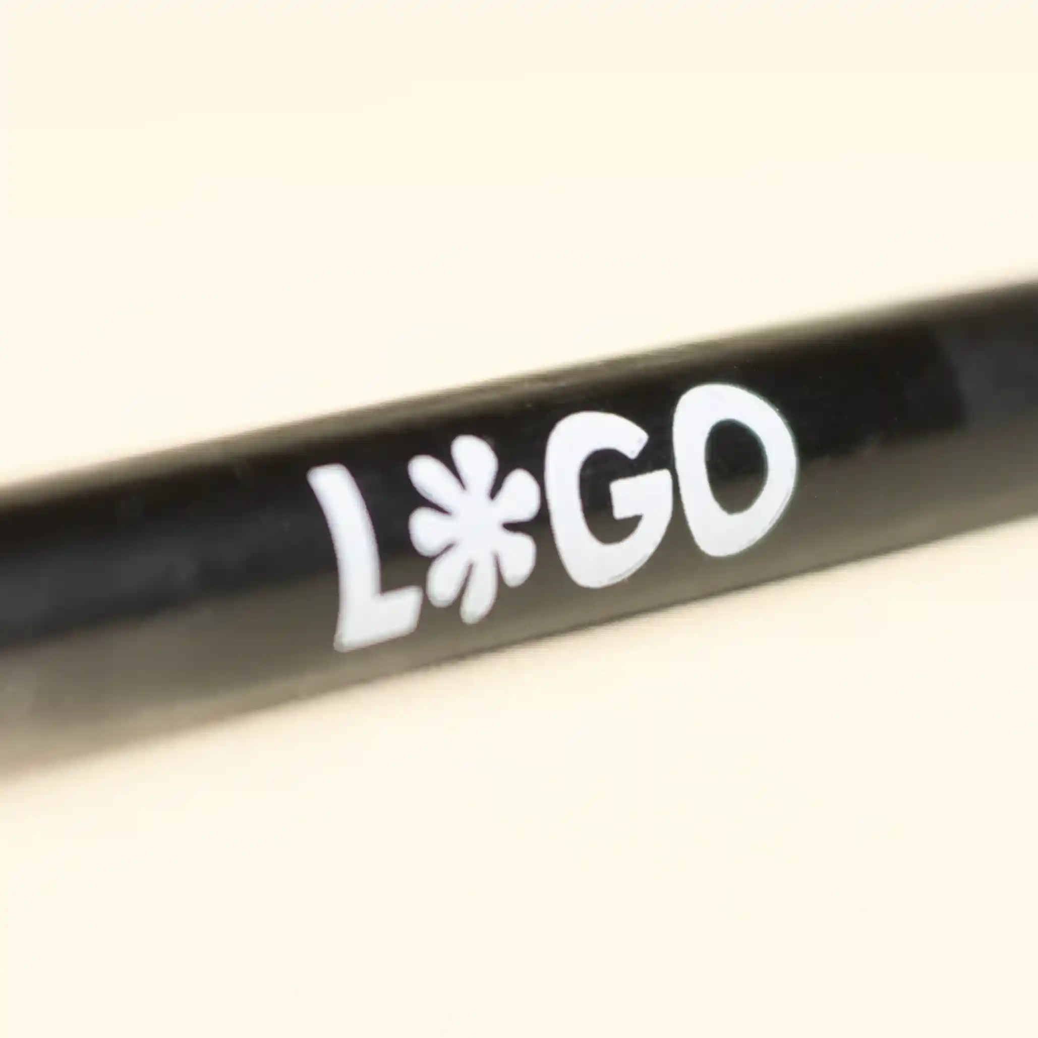 Lápiz de madera BRUNO Serigrafía Lápiz de madera negro personalizado con logo blanco fondo beige