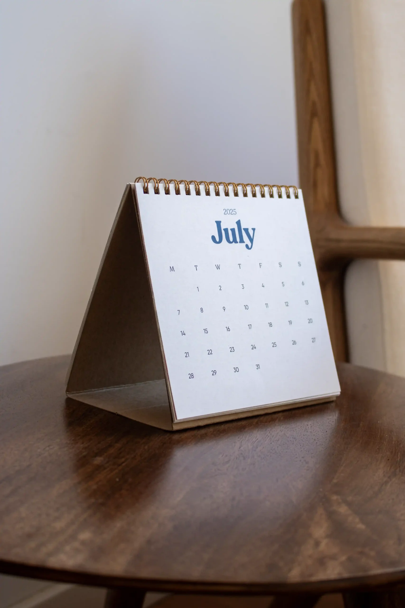 Calendario triangular de mesa personalizado