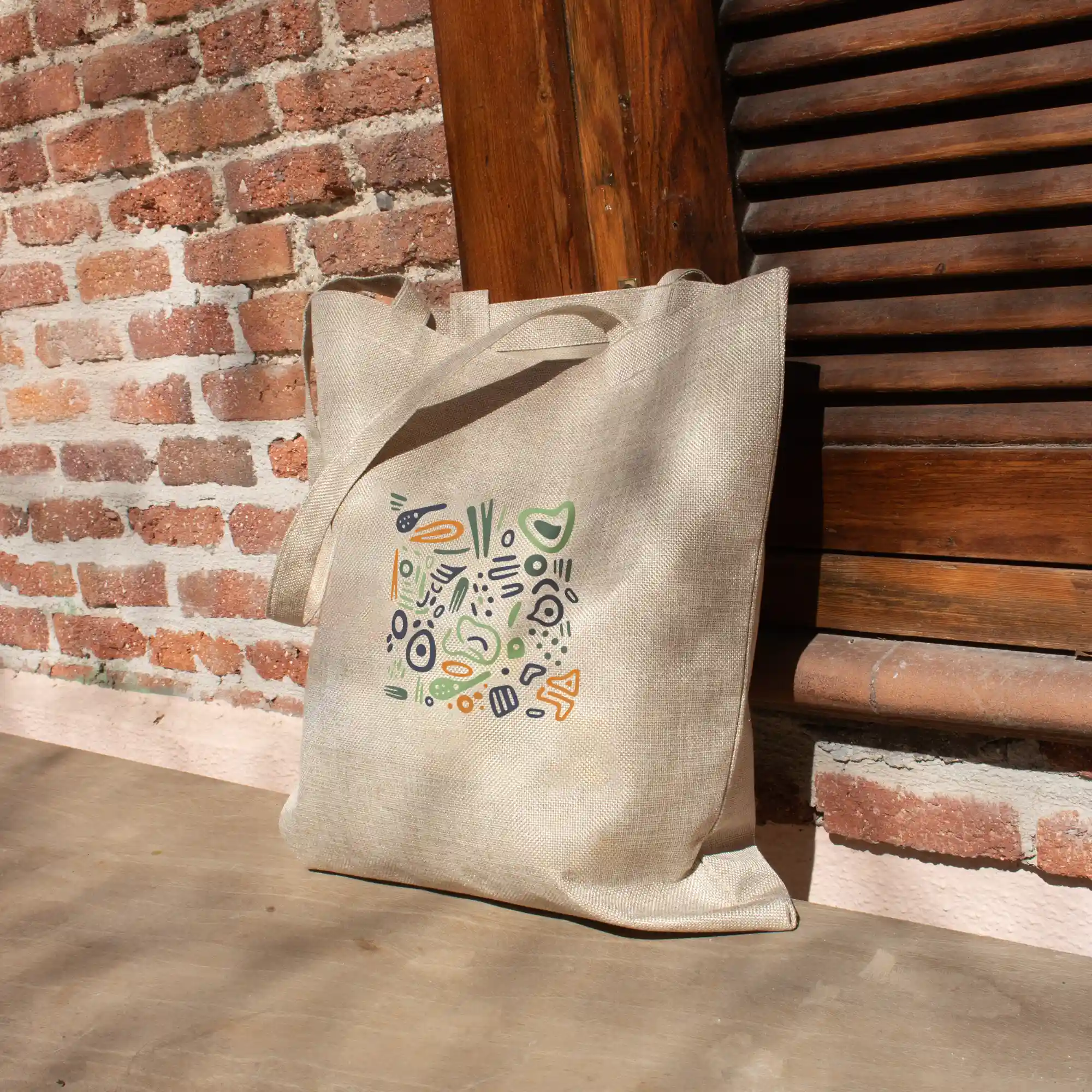 Bolsas de cáñamo personalizada con logo de colores apoyada en el suelo