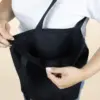 Chica abriendo una bolsa negra de algodón orgánico