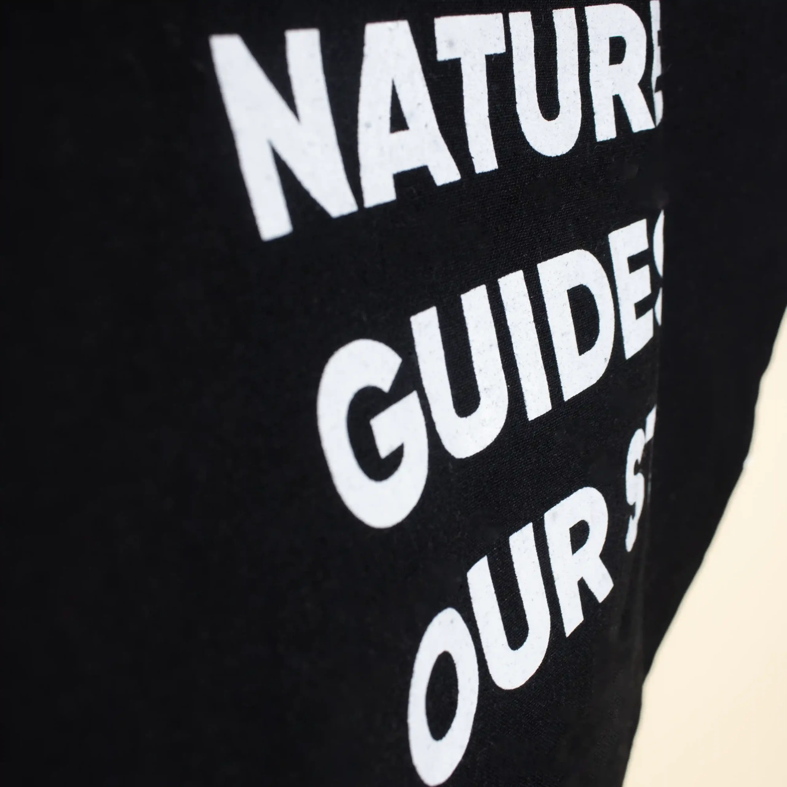 Bolsa negra de algodón orgánico personalizada con logo blanco