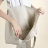 Chica con bolsa de algodón reciclado abierta