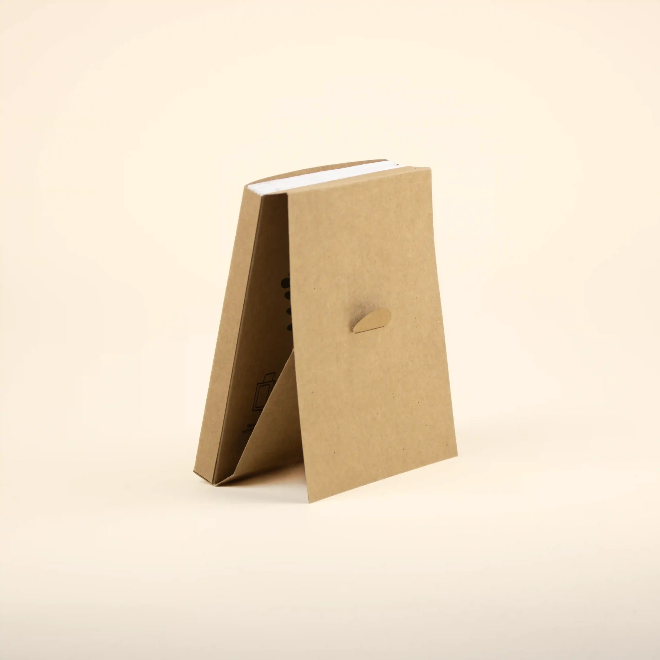 Trasera abierta de un calendario de semillas en estuche kraft personalizado