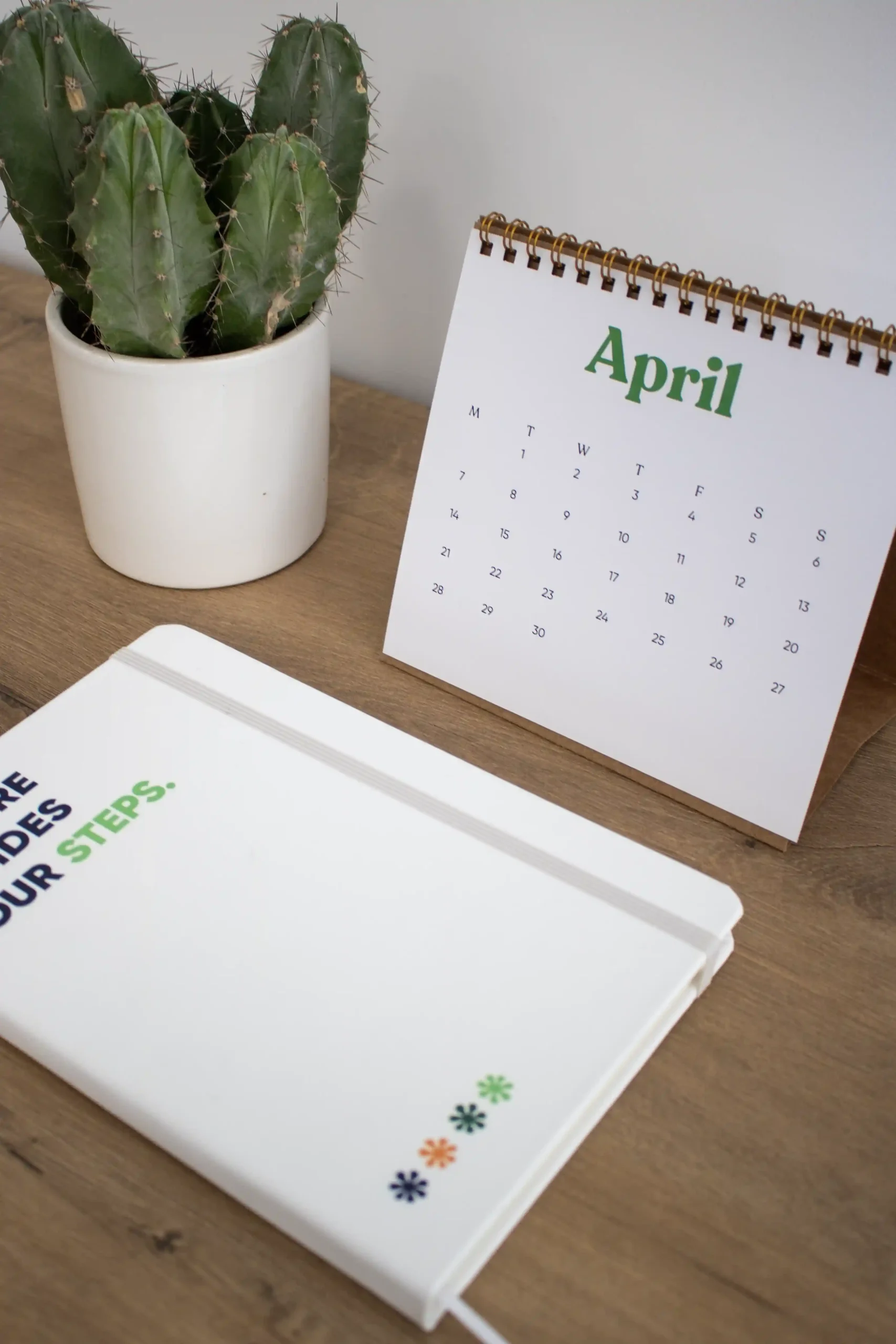 Calendario triangular de mesa personalizado con cuaderno blanco y cactus