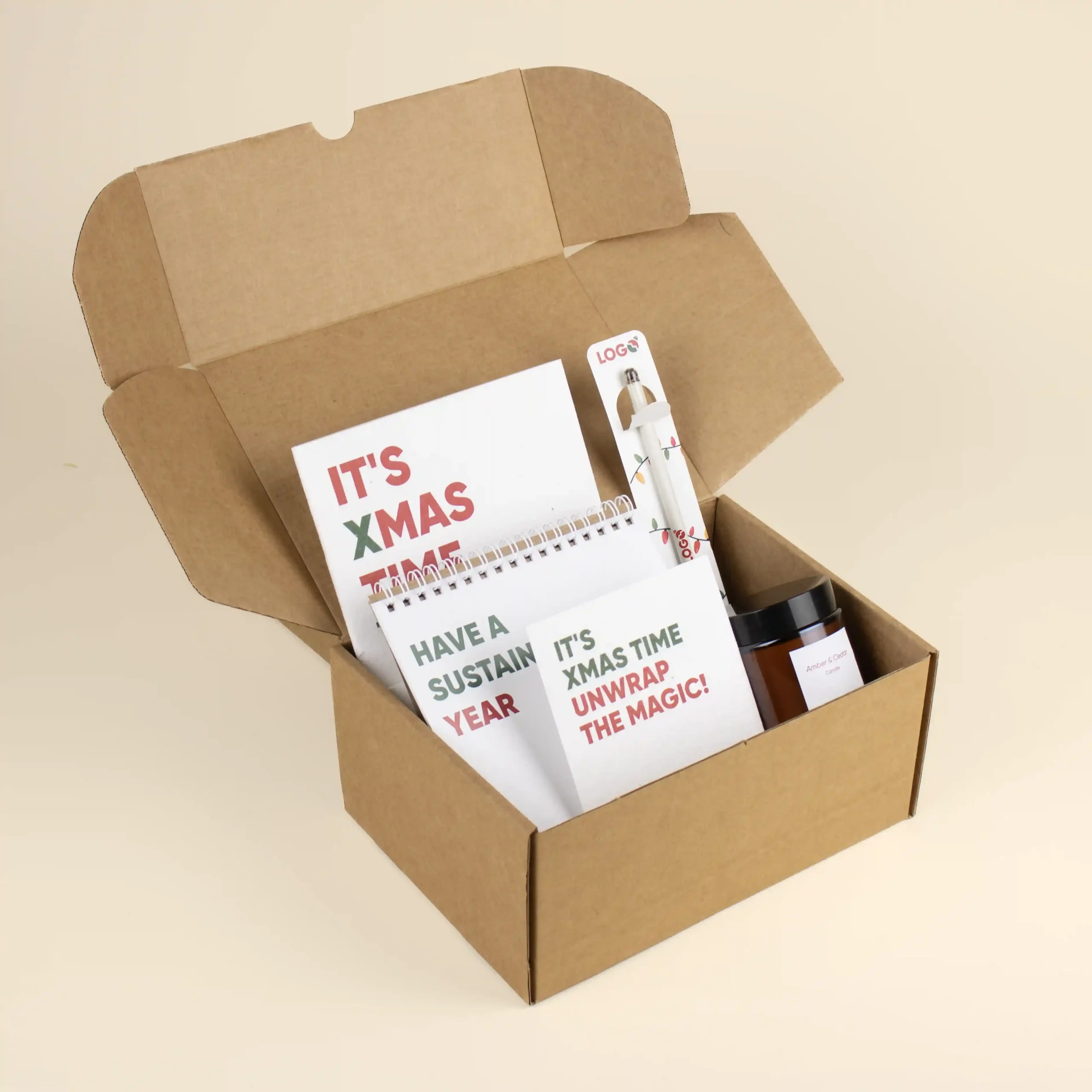 Caja de cartón abierta con regalos de Navidad personalizados para empresas