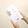 Manos abriendo un cuaderno personalizado para regalar en Navidad