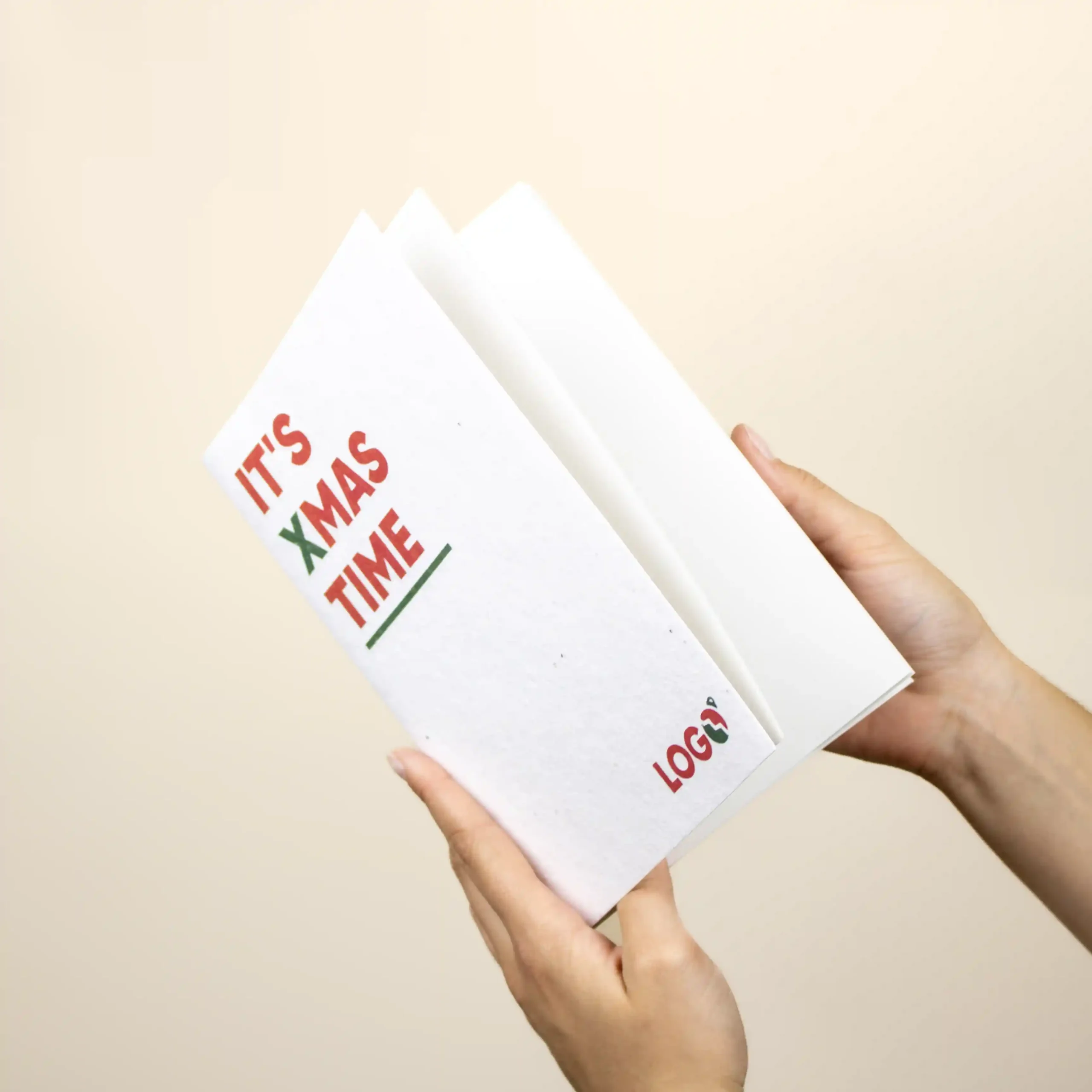 Manos abriendo un cuaderno personalizado para regalar en Navidad