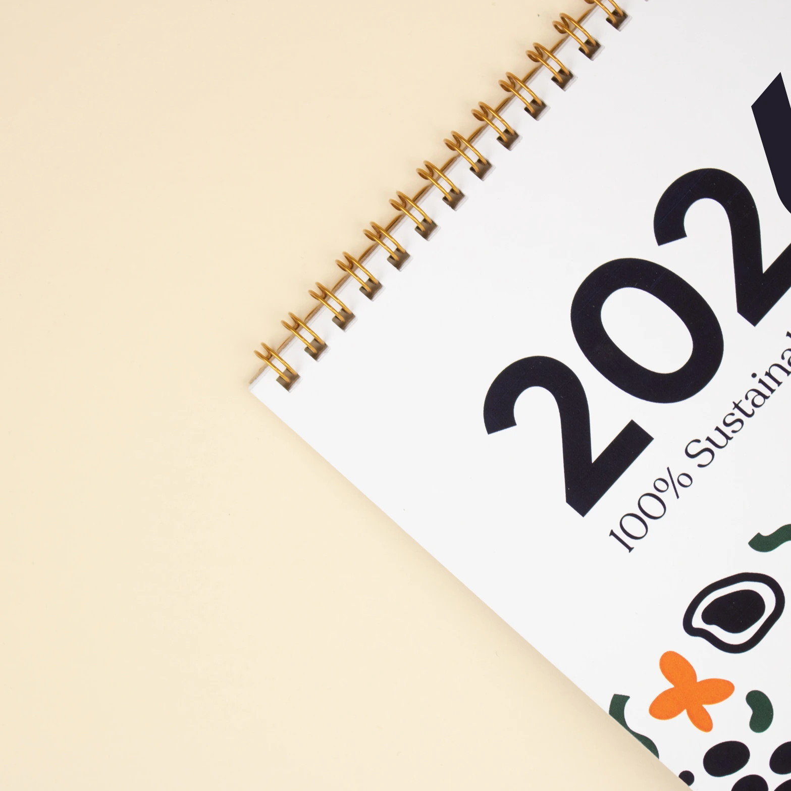 Detalle anillas de un calendario triangular de mesa personalizado