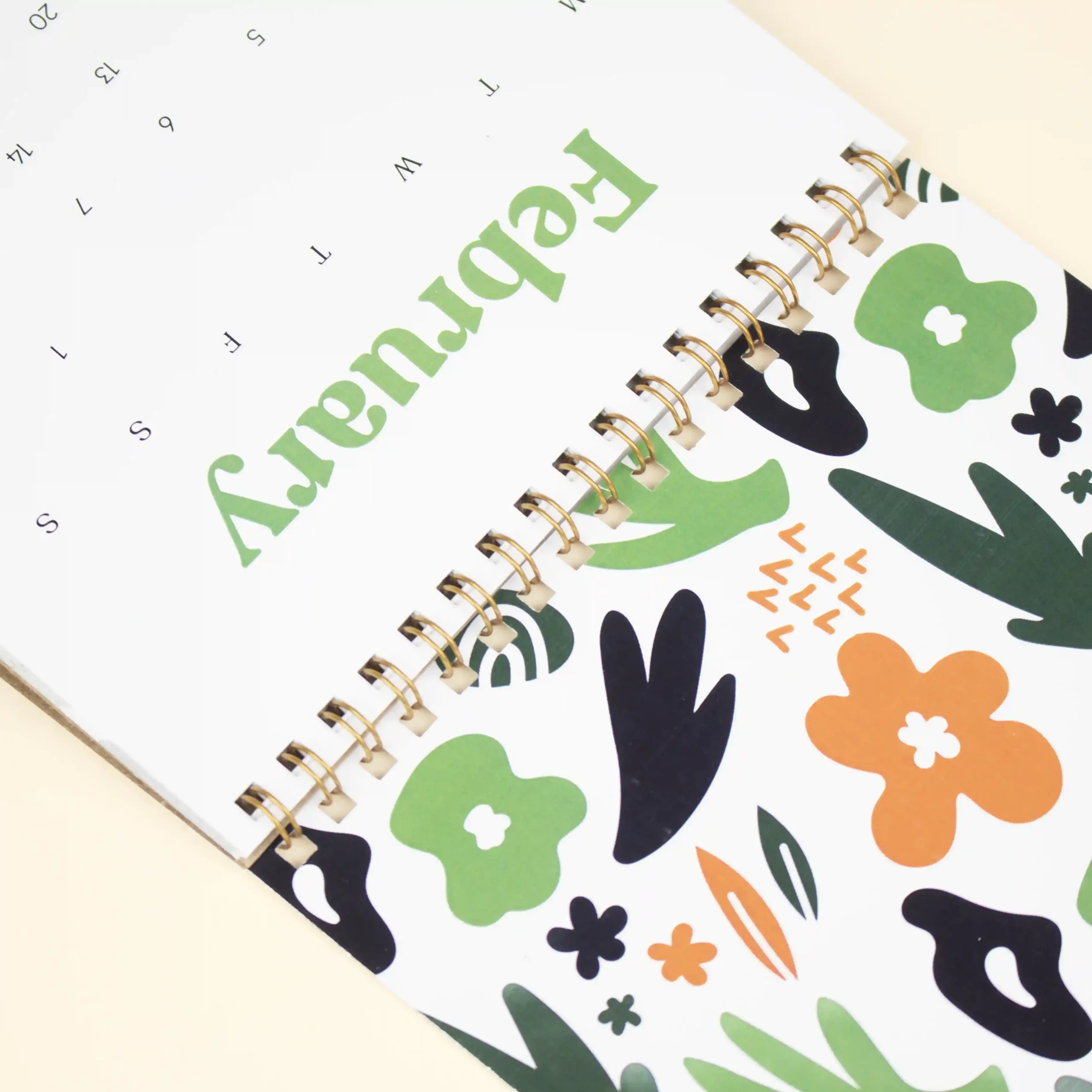 Detalle anillas de un calendario triangular abierto personalizado