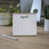 Calendario triangular de mesa personalizado abierto en el mes de abril