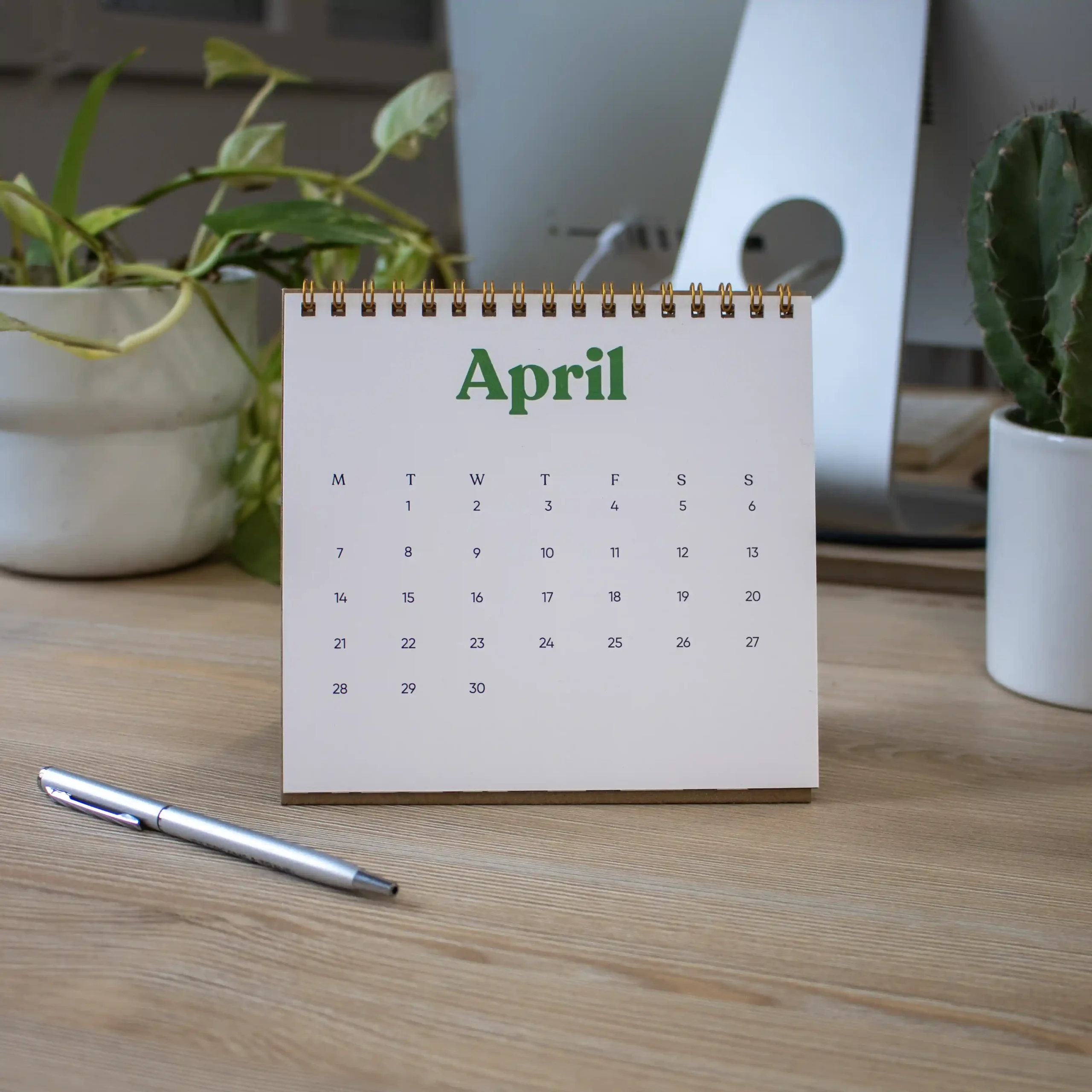 Calendario triangular de mesa personalizado abierto en el mes de abril