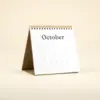 Calendario triangular de mesa personalizado abierto mes de octubre