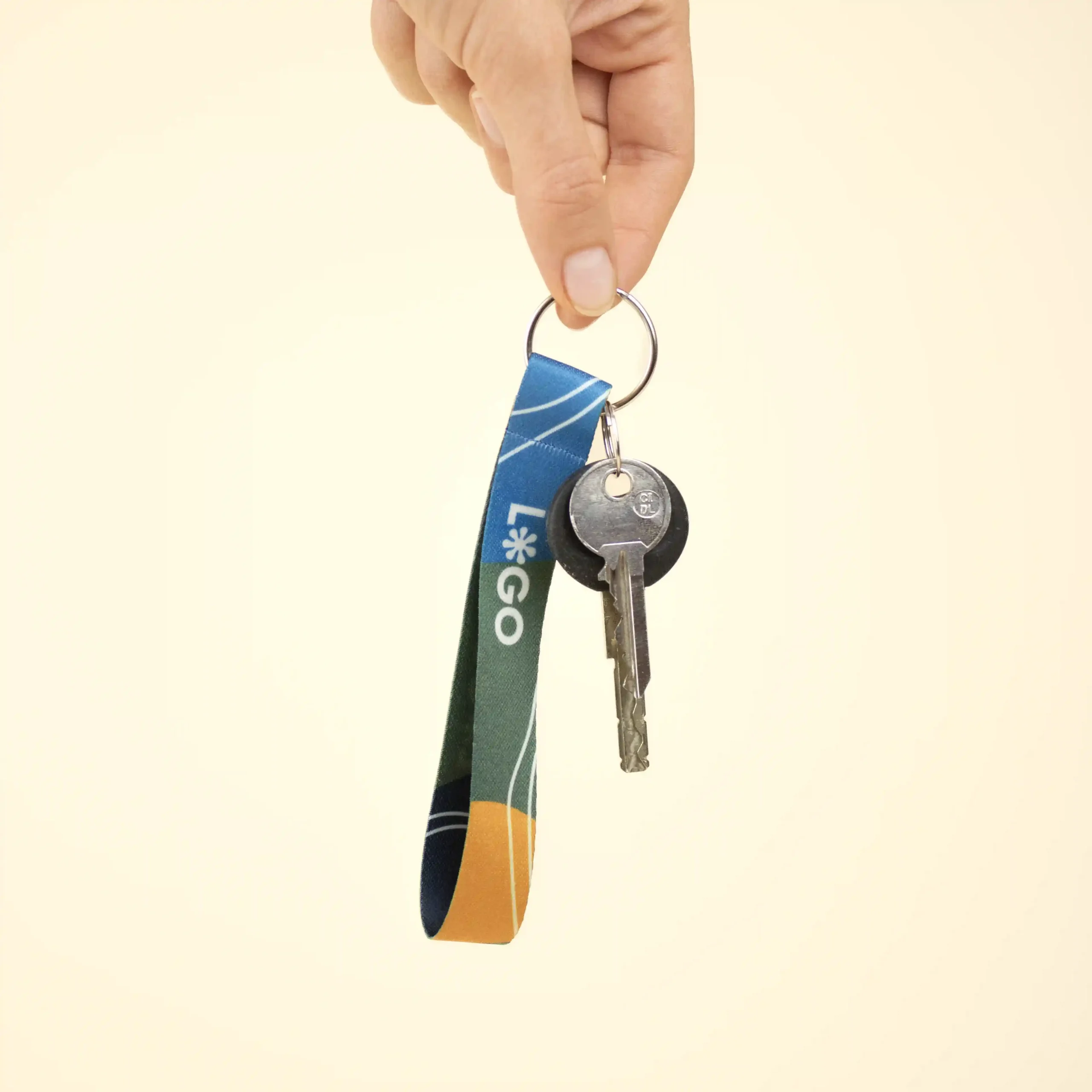 mano cogiendo un llavero ecológico personalizado con logo y unas llaves