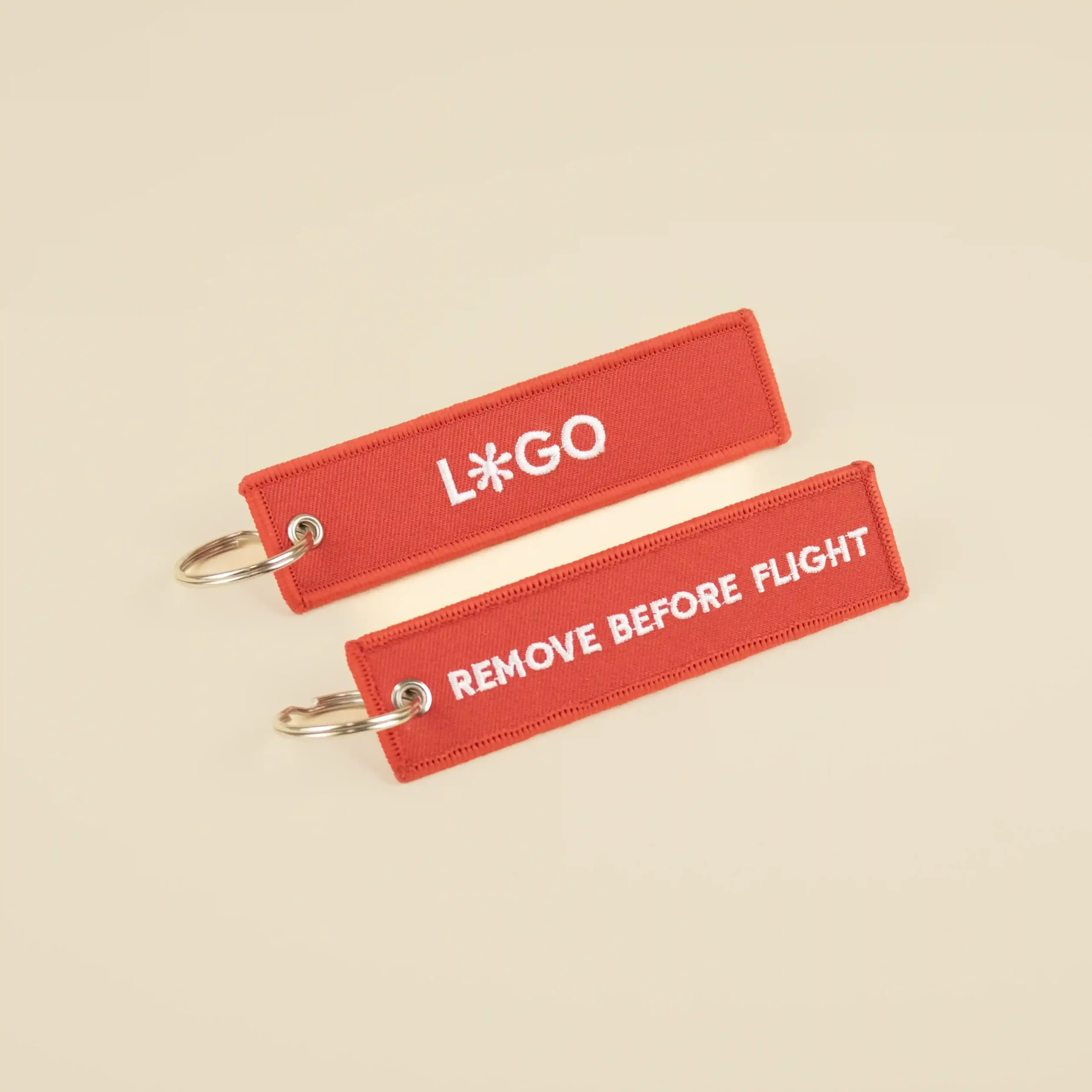 Llaveros rojos de tela bordados personalizados con logo