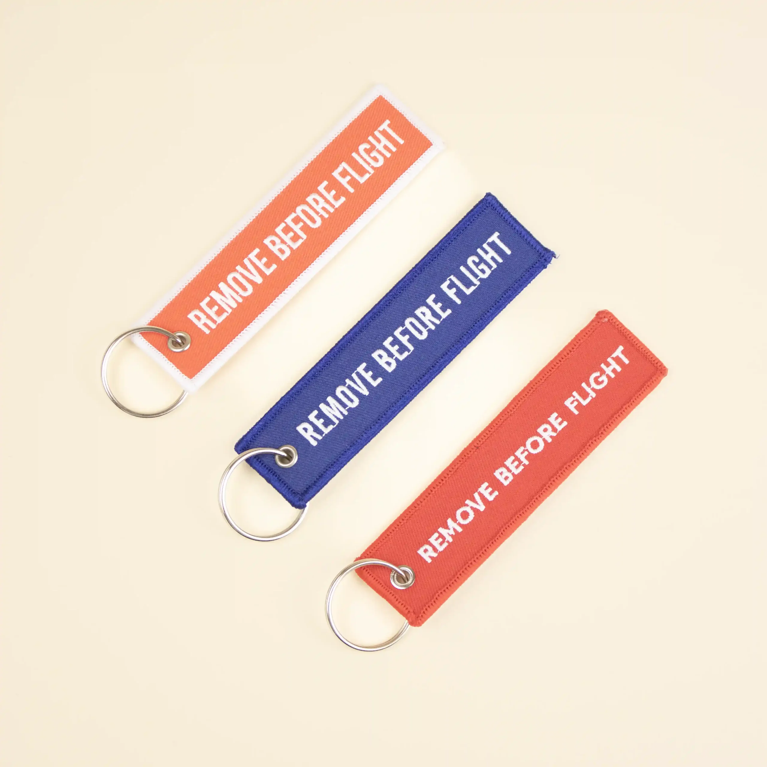 Llaveros de tela personalizados bordados con hilo blanco