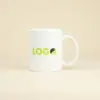Taza blanca personalizada con la palabra logo en verde