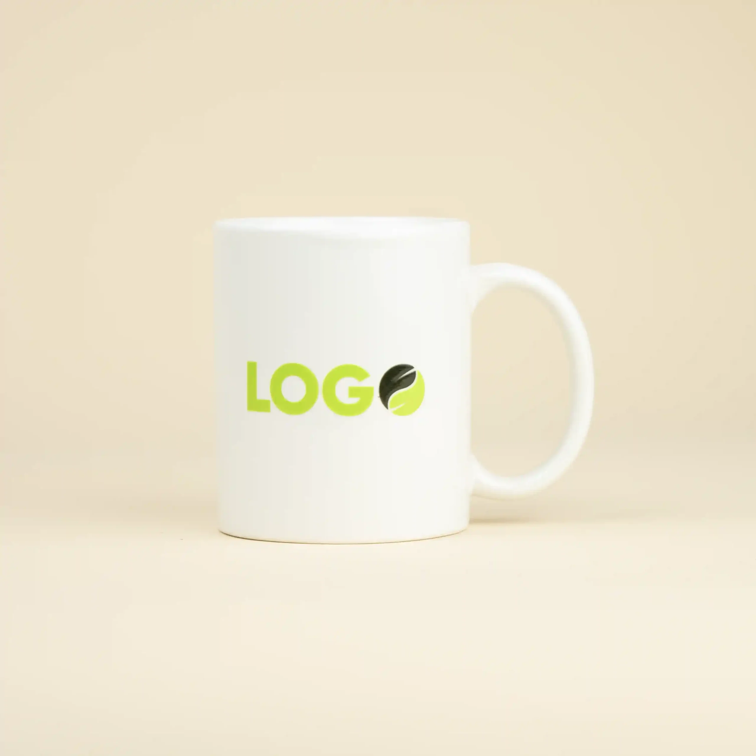 Taza blanca personalizada con la palabra logo en verde