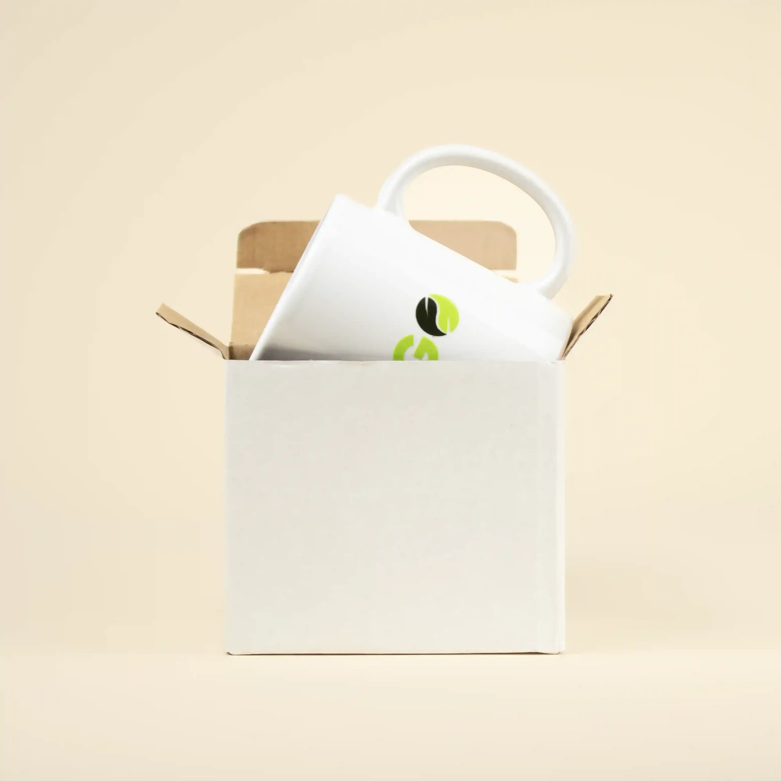 Taza blanca personalizada con la palabra logo en verde dentro de una caja blanca