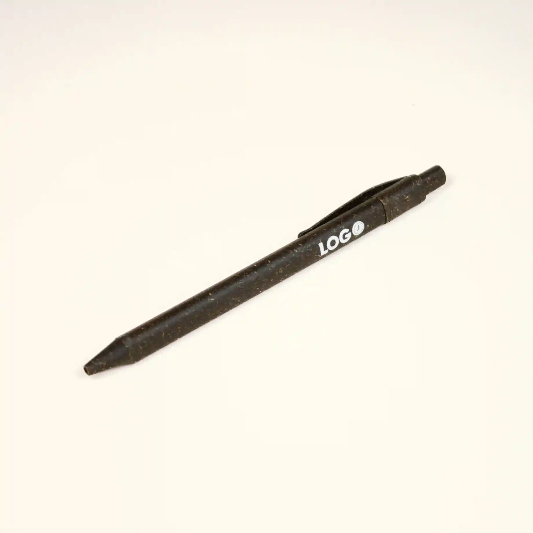 Bolígrafo marrón con la palabra logo en blanco impreso sobre fondo beige