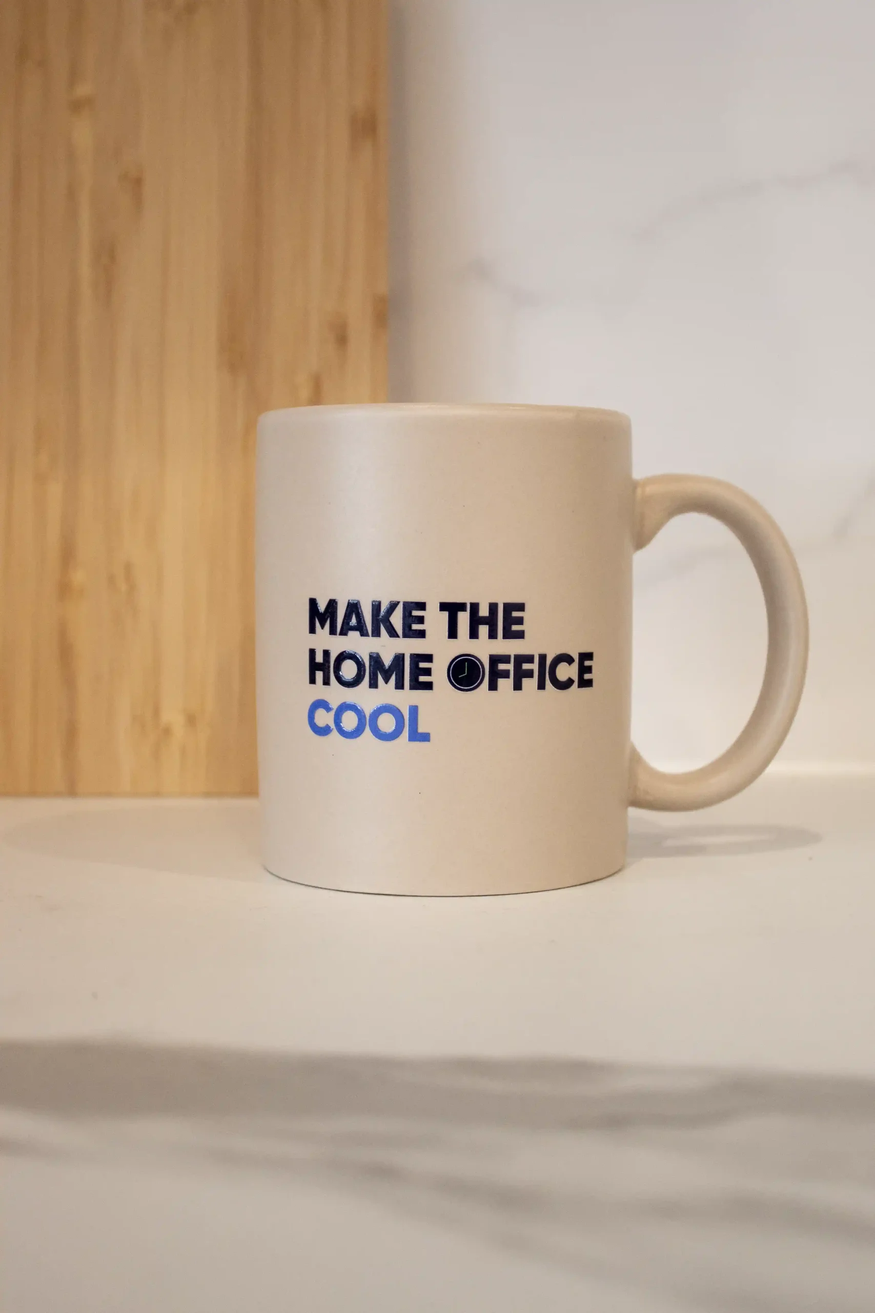 Taza blanca personalizada con textos en azul