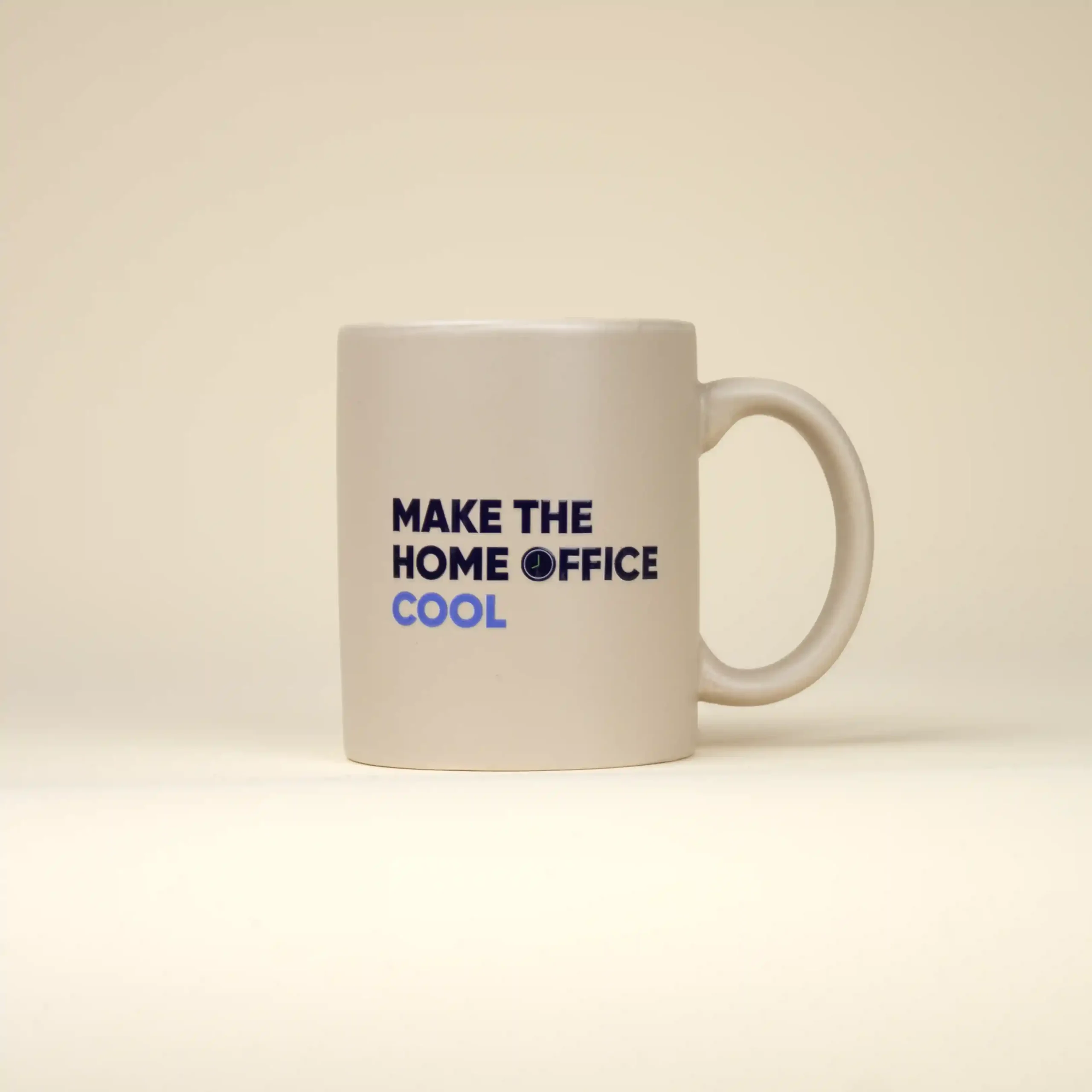 Taza beige personalizada con texto azul