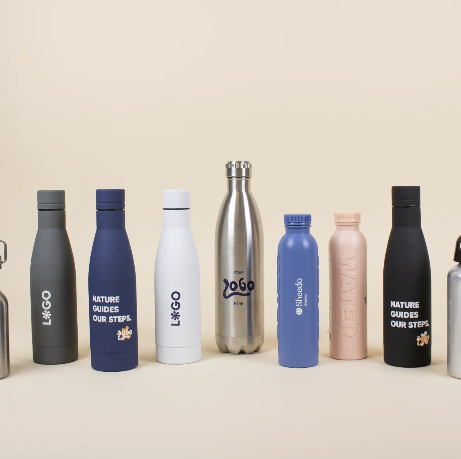 Botellas de agua de diferentes colores y estilos personalizadas colocadas sobre un fondo beige