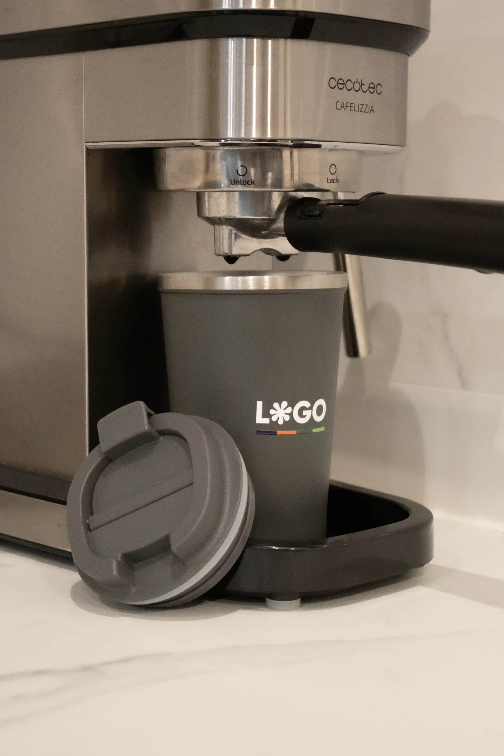 Cafetera con taza térmica gris personalizada con logo blanco