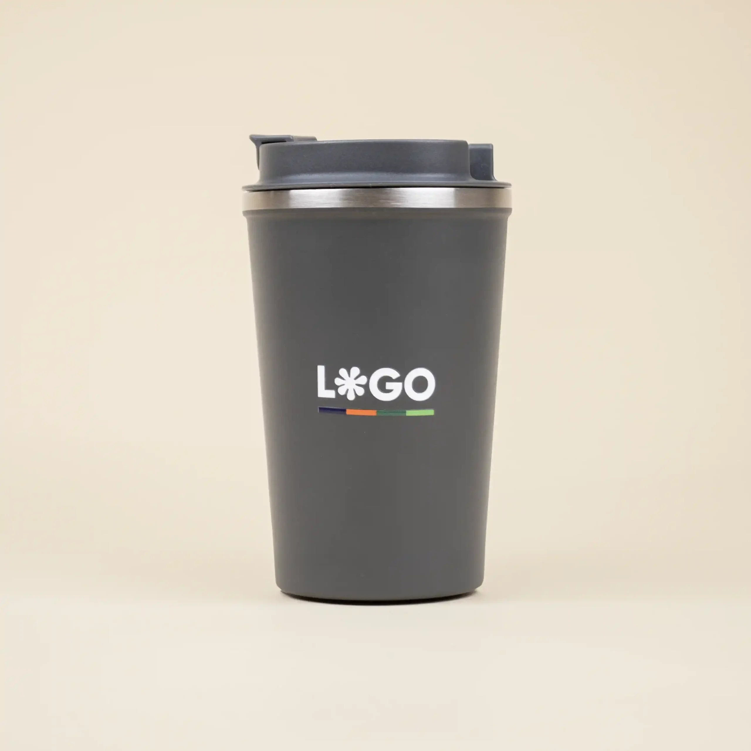 Taza térmica gris con tapa personalizada con logo blanco