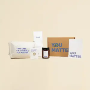 Neceser blanco, jabón ecológico, mikado, vela en tarro de cristal, flyer A6 y caja kraft personalizados