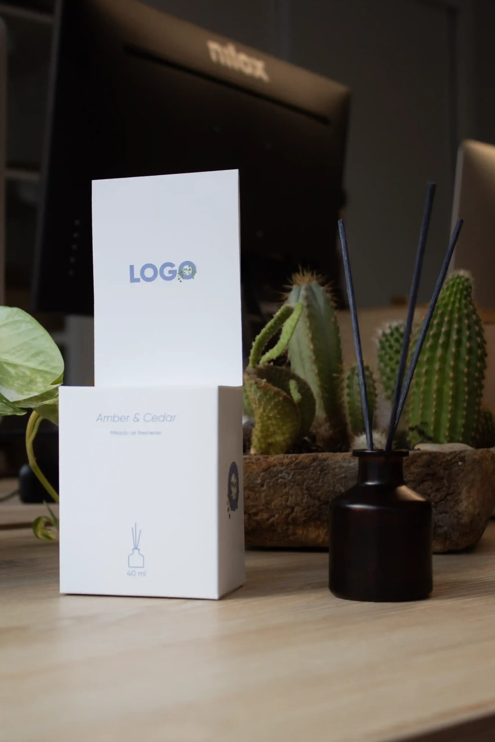 Ambientador mikado en tarro de cristal marrón junto a su caja blanca personalizada