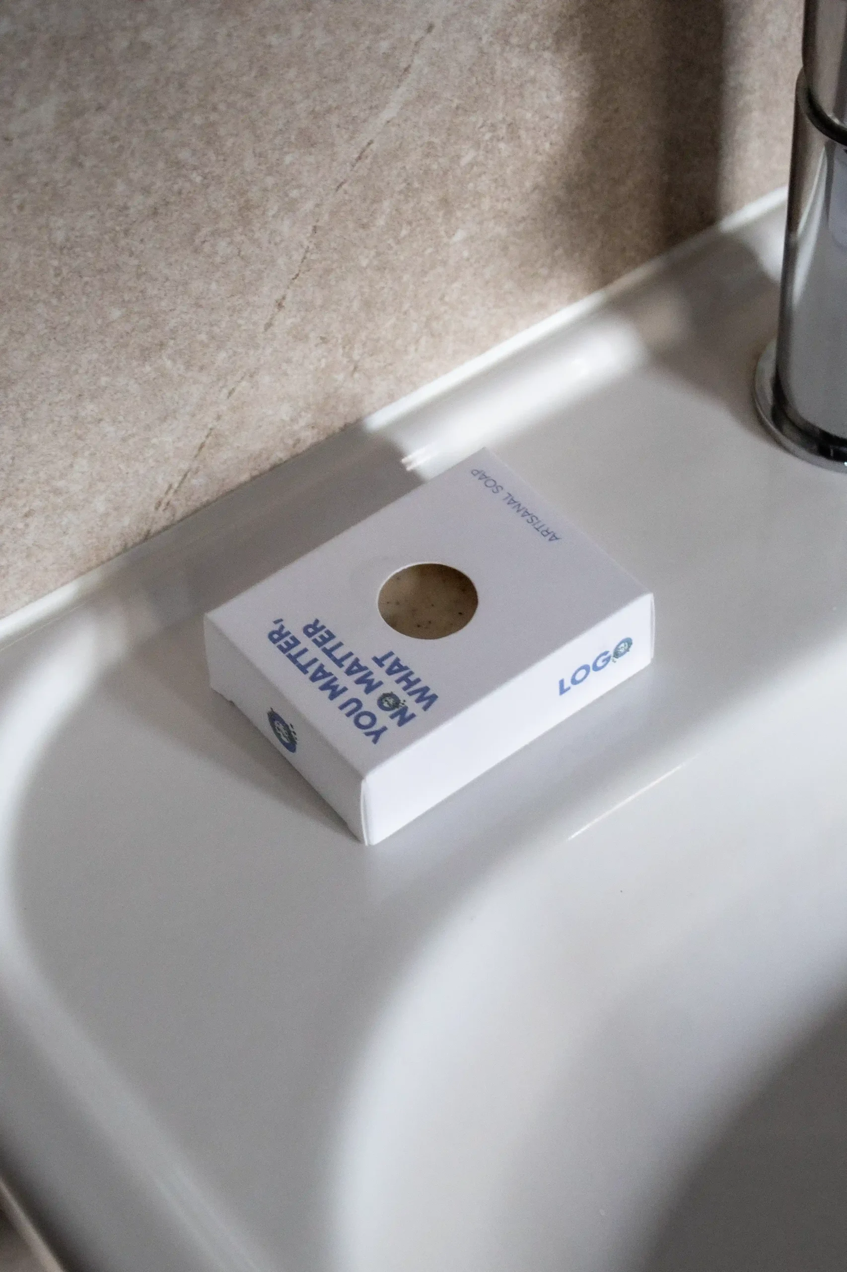 Jabón ecológico con packaging de cartón blanco personalizado con textos en azul