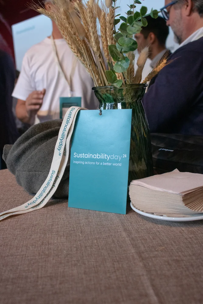 Funda de acreditación verde y lanyard de algodón personalizados para el evento Sustainability Day 2024