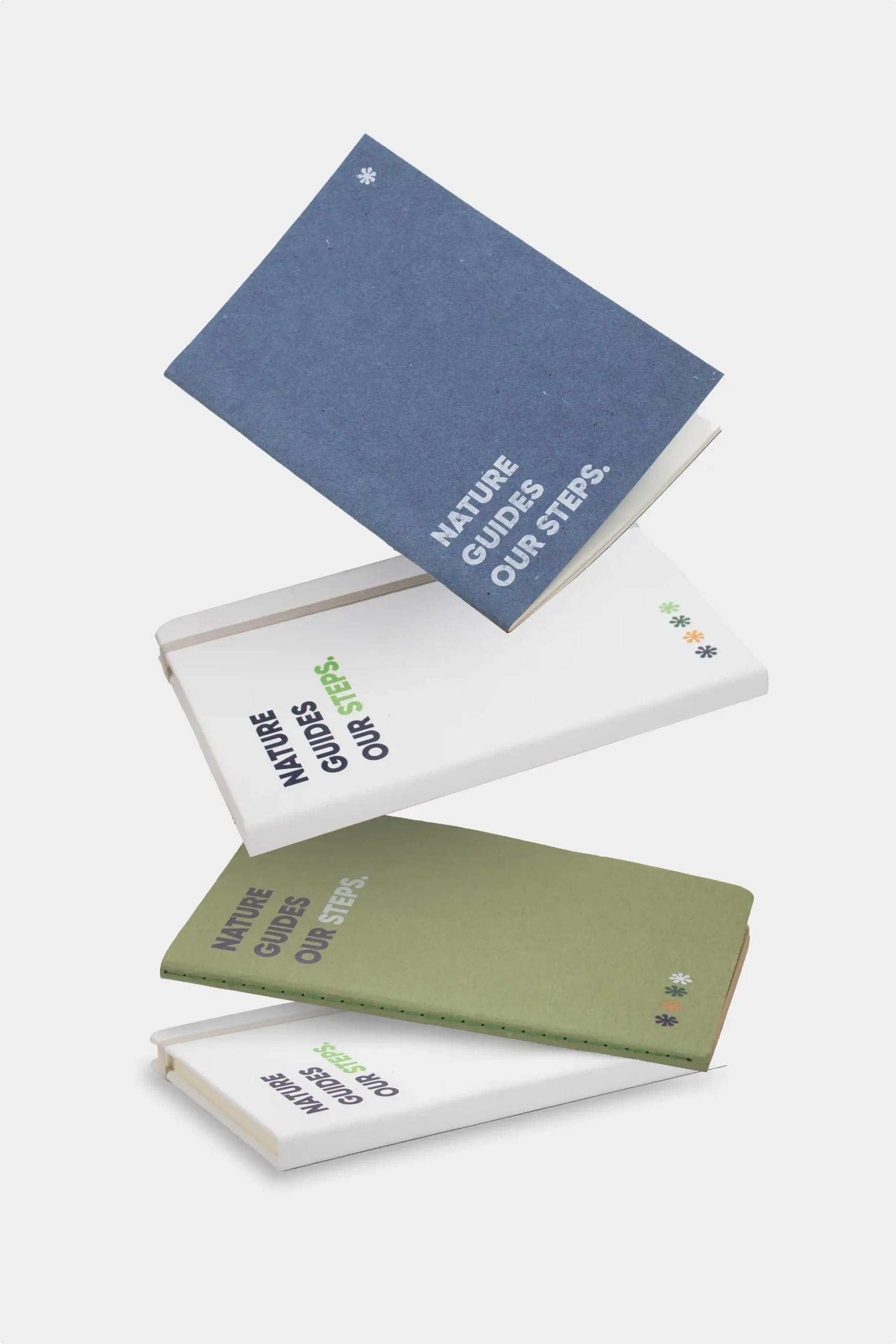 4 cuadernos de color blanco, verde y azul personalizados con logo