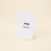 Porta llaves hotel díptico KARTE Cotton Porta llaves de hotel en papel ecológico blanco personalizado con la palabra logo en azul