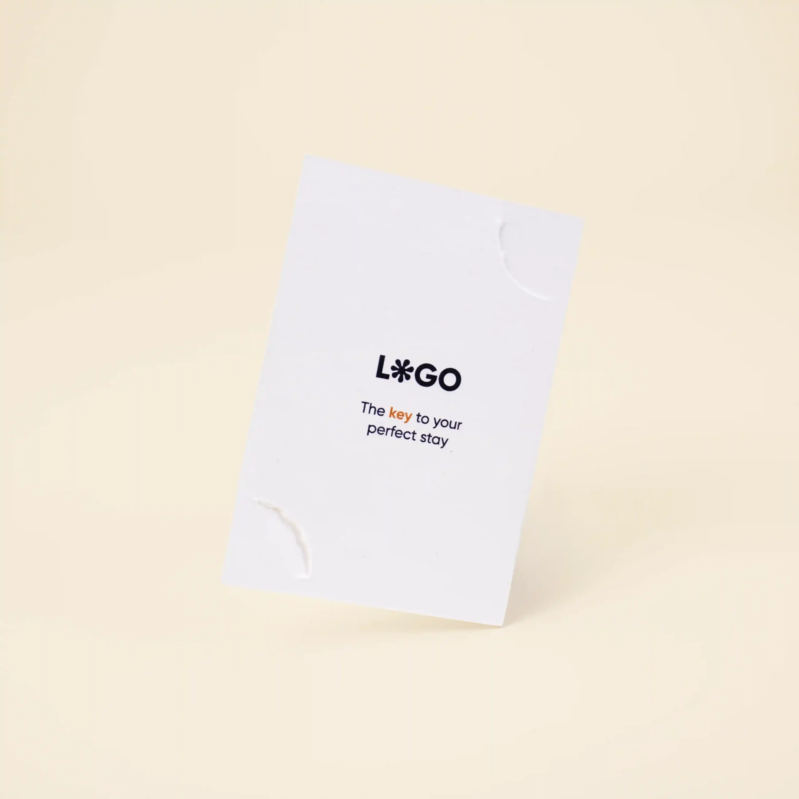 Porta llaves hotel díptico KARTE Cotton Porta llaves de hotel en papel ecológico blanco personalizado con la palabra logo en azul