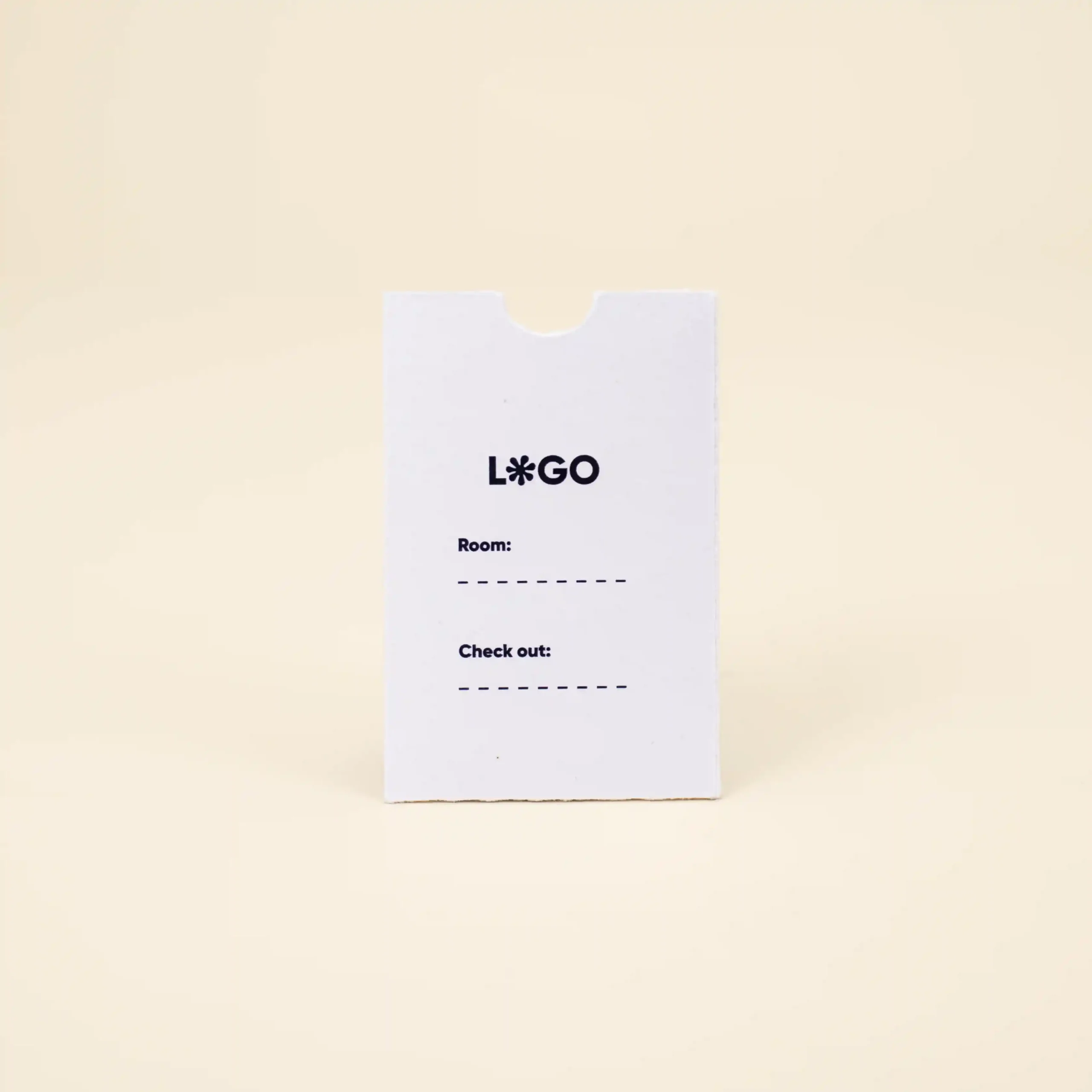 Porta llaves de hotel en papel ecológico blanco personalizado con la palabra logo en azul