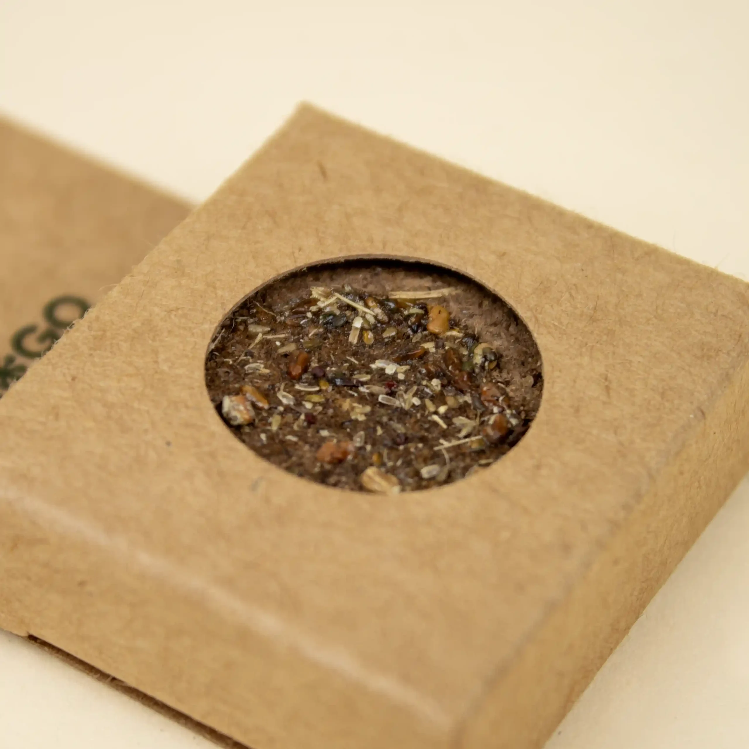 Bomba de semillas dentro de un packaging de cartón kraft personalizado
