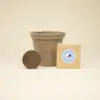 Kit plantable de fibra de coco con un sobre de semillas y una pastilla de tierra