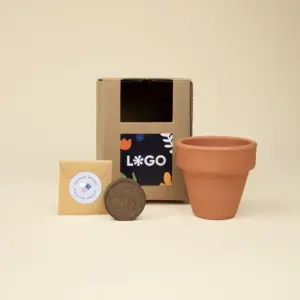Kit plantable de barro con una pastilla de tierra, un sobre con semillas, y un packaging de cartón kraft personalizado con una pegatina
