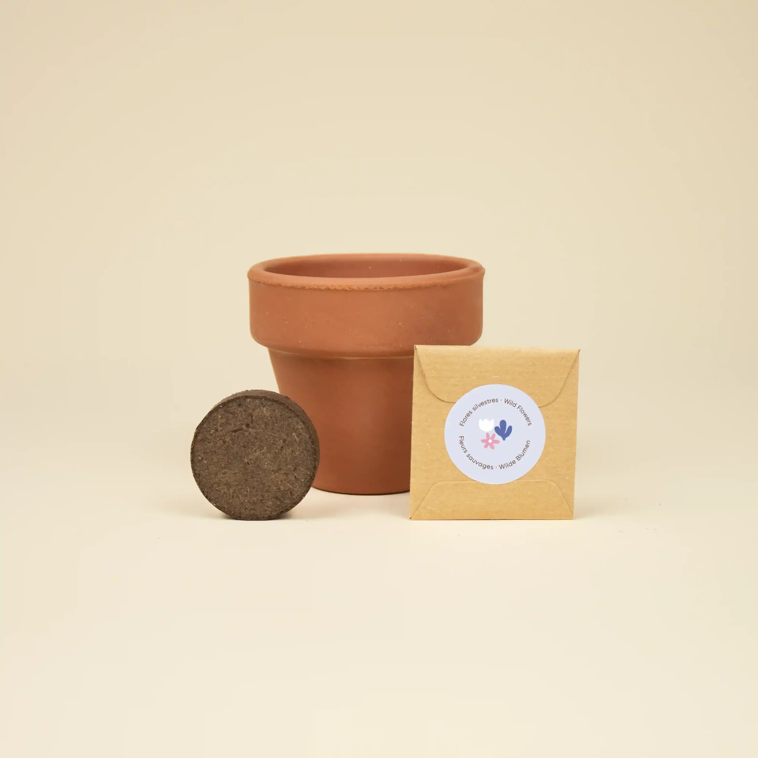 Kit plantable de barro con una pastilla de tierra, y un sobre con semillas