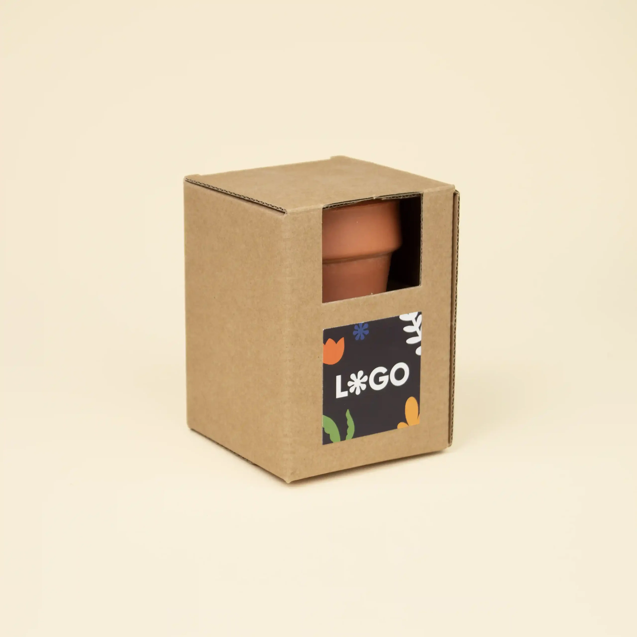 Kit plantable de barro dentro de un packaging en cartón kraft personalizado con una pegatina
