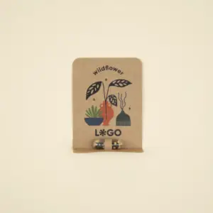 Cápsula biodegradable con semillas en su interior con packaging de cartón kraft personalizado