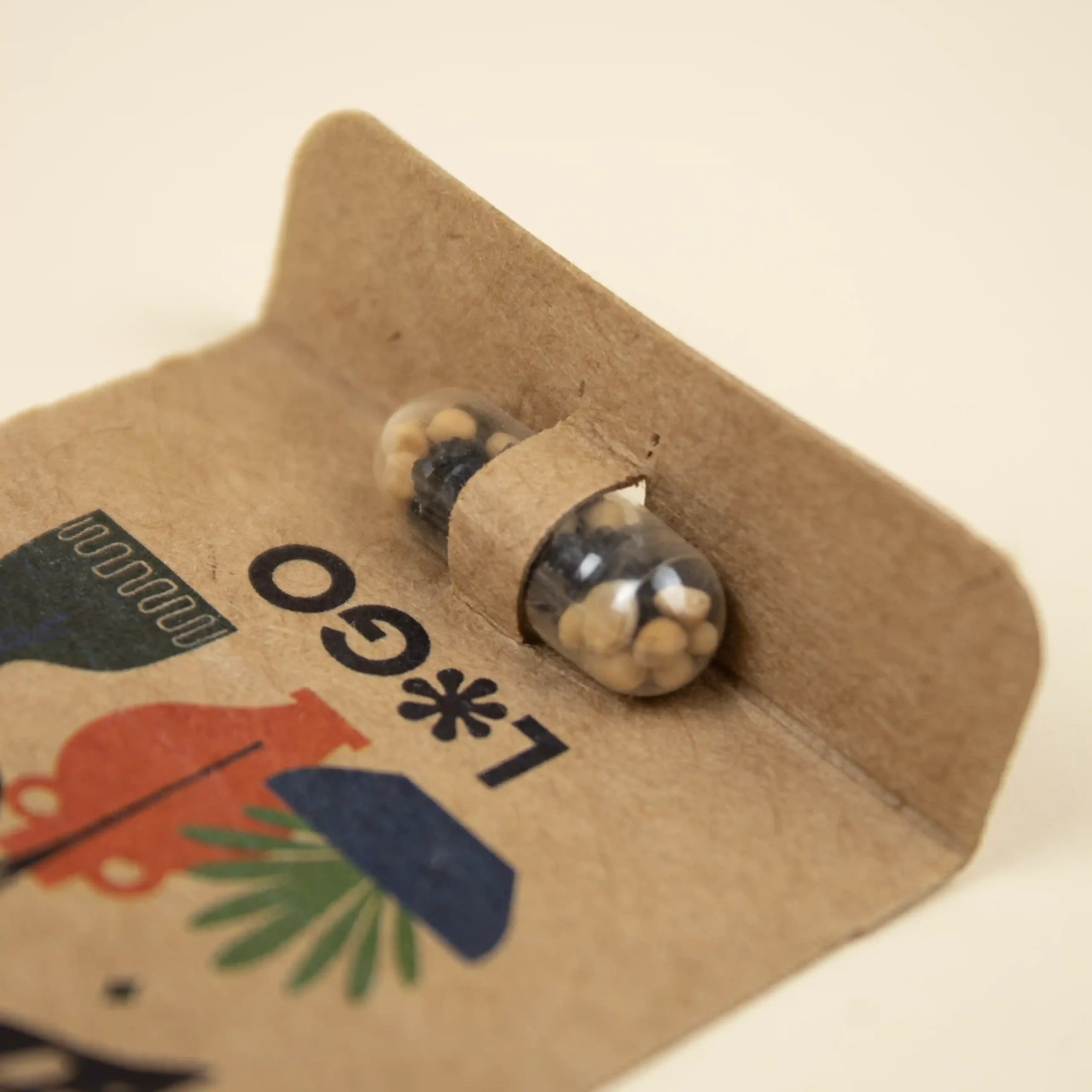 Cápsula biodegradable con semillas en su interior con packaging de cartón kraft personalizado