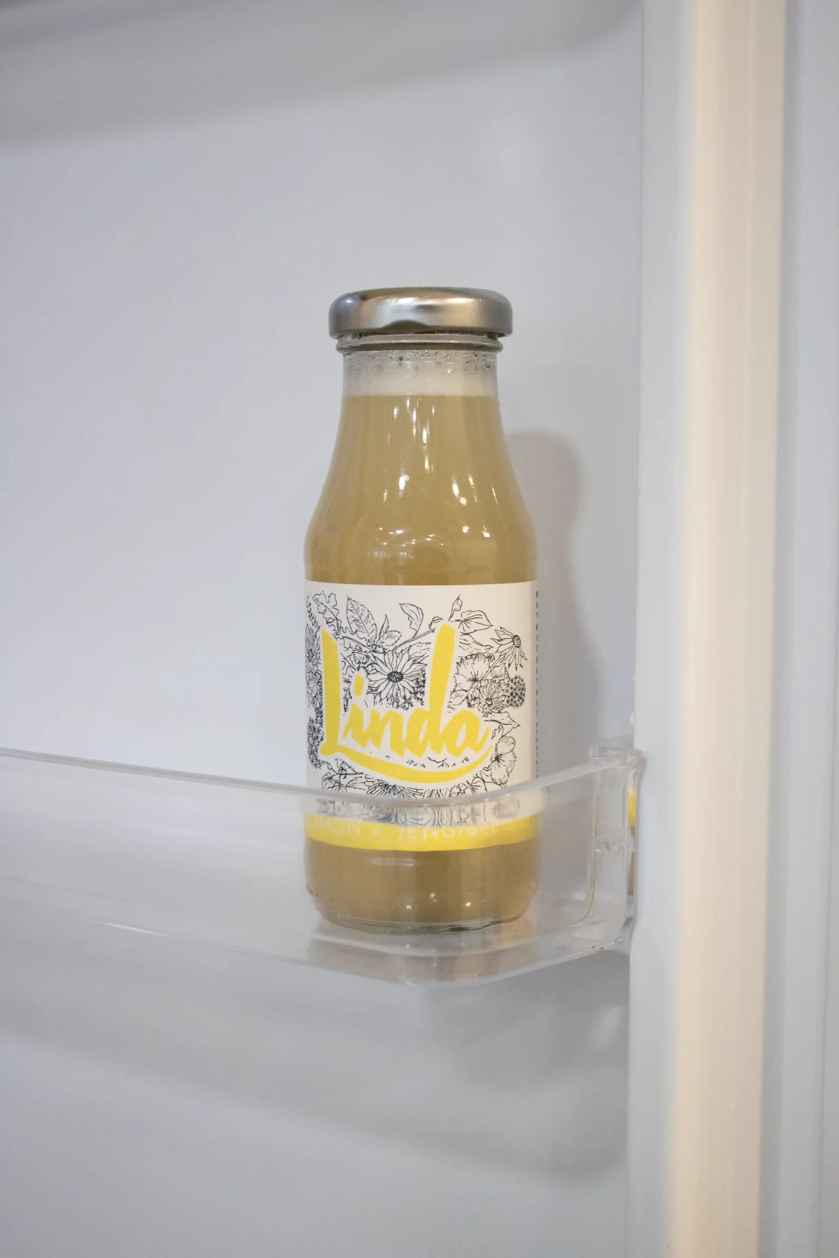 Botella de limonada de la marca Linda dentro de un frigorífico