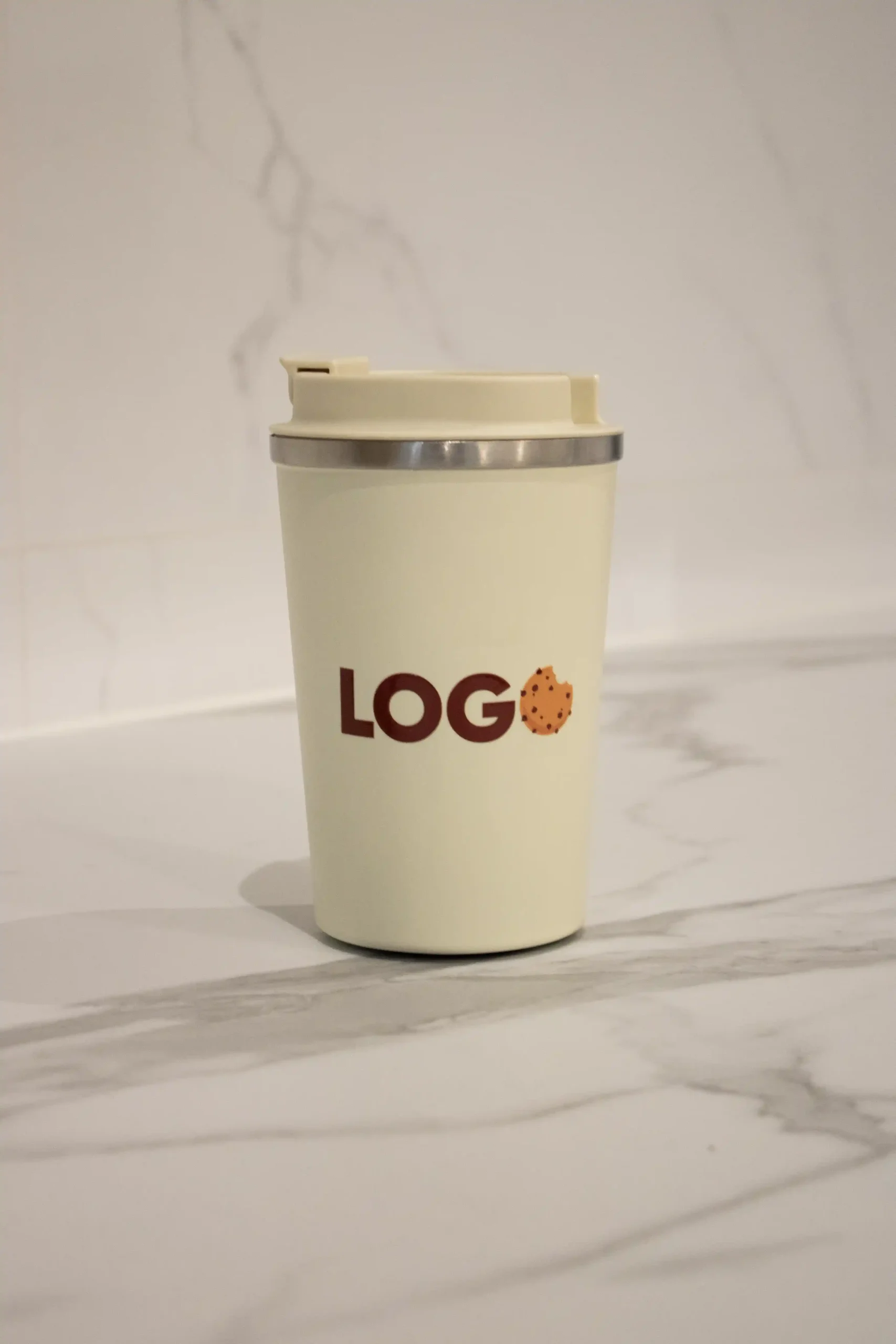 Taza take away beige personalizada con la palabra logo en marrón