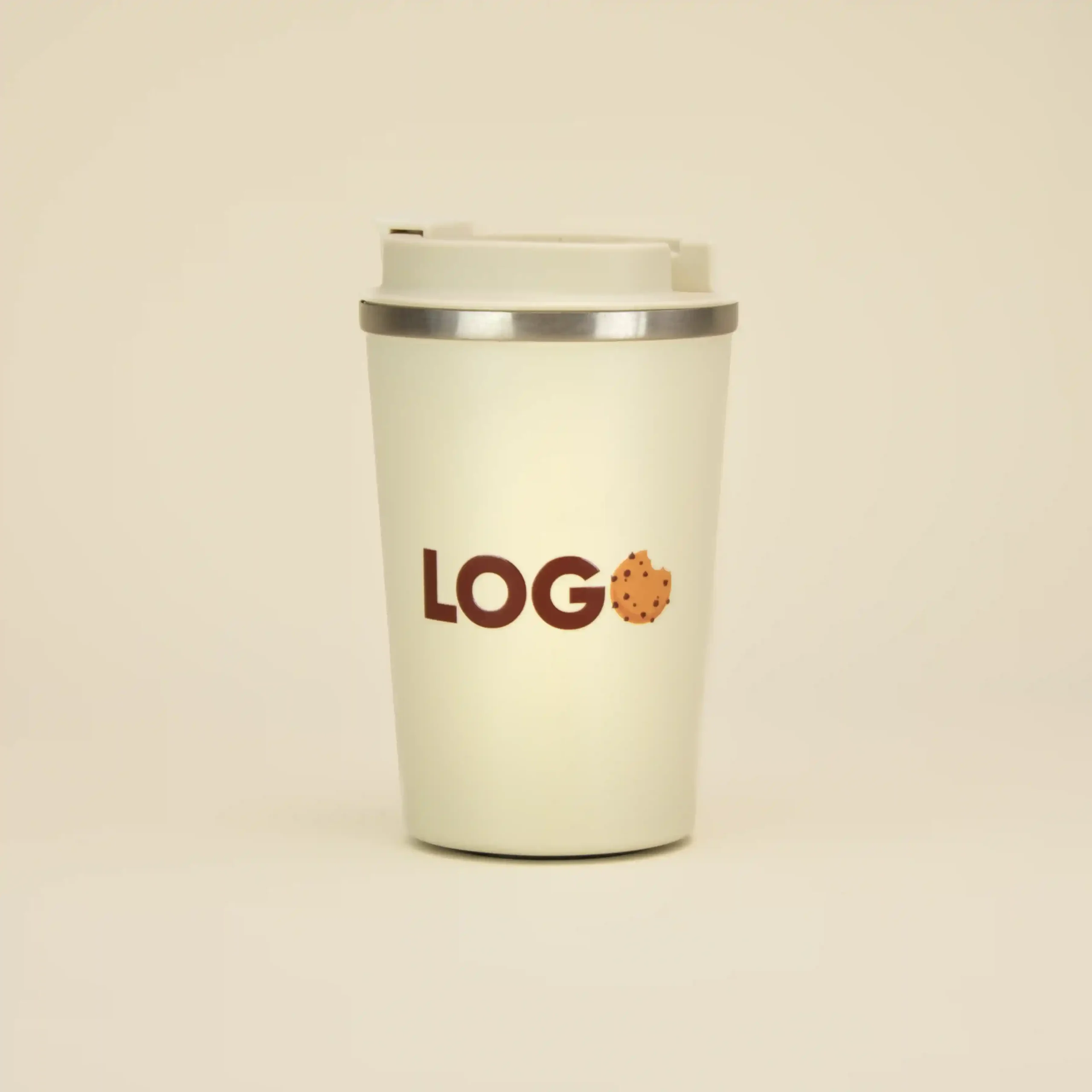 Taza take away beige personalizada con la palabra logo en marrón