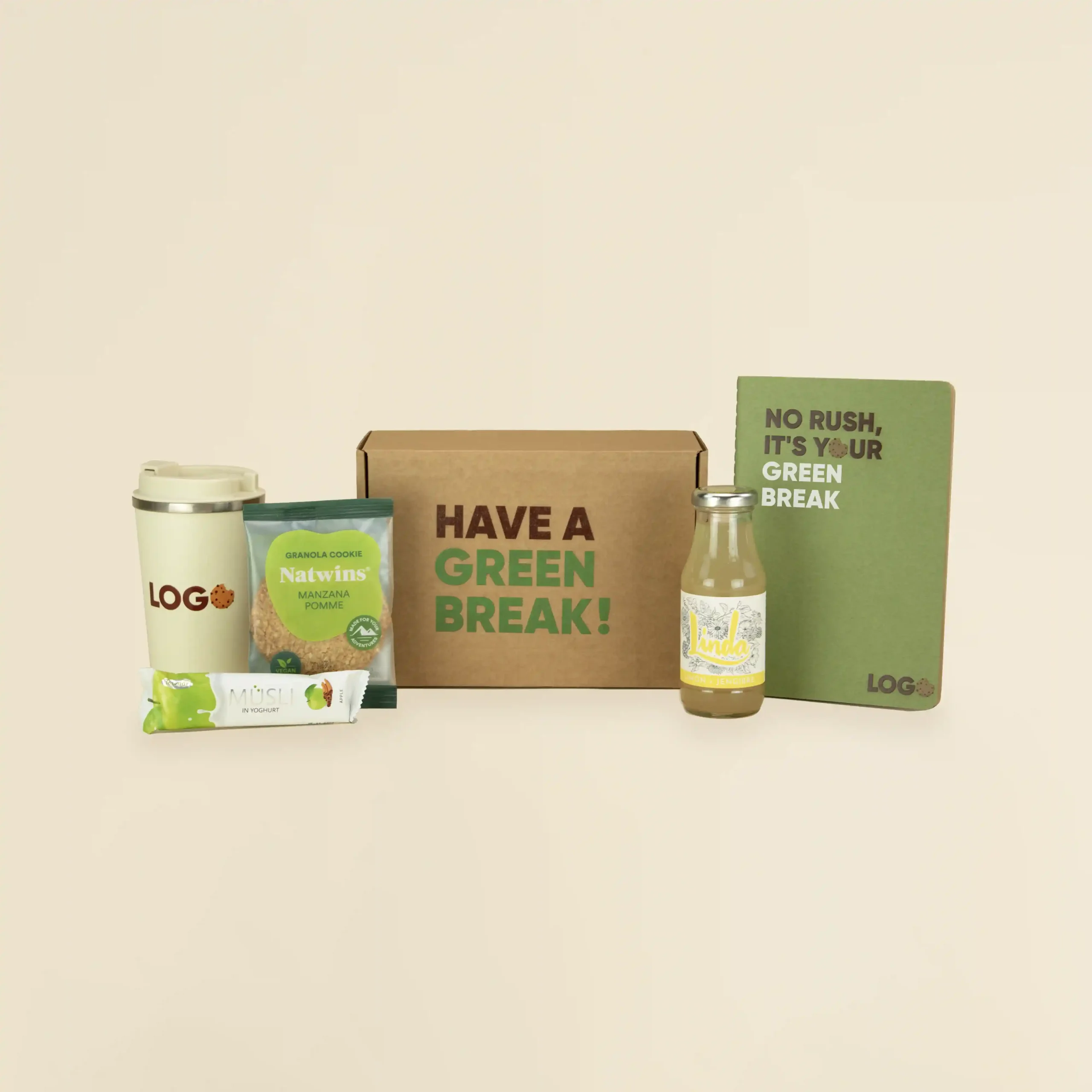 Taza take away beige, barrita de muesli, cookie de granola Natwins, botella de limonada Linda, cuaderno ecológico verde y caja de madera personalizada con el texto 'have a green break'