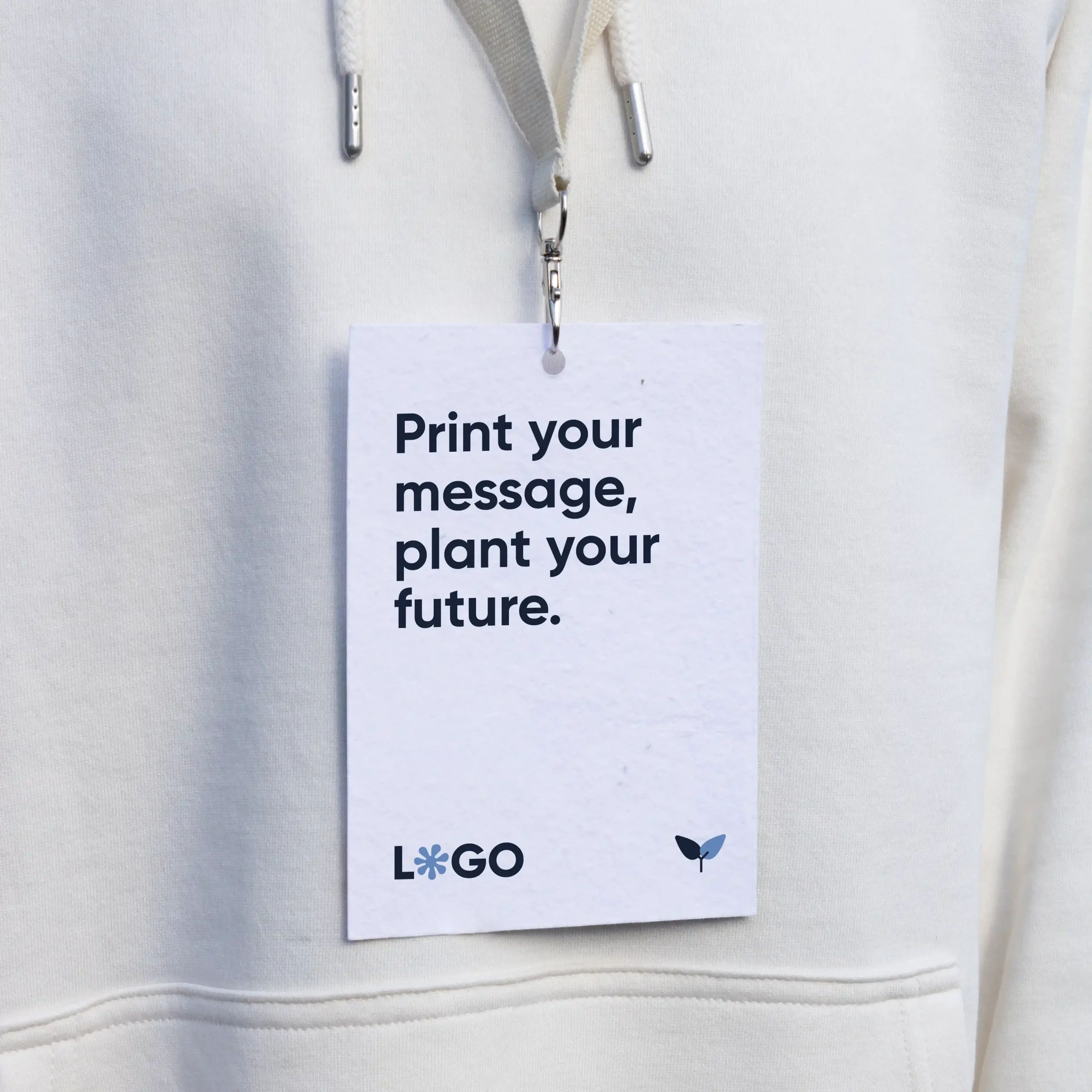 Acreditación personalizada con lanyard de algodón colgado del cuello de una persona con jersey blanco